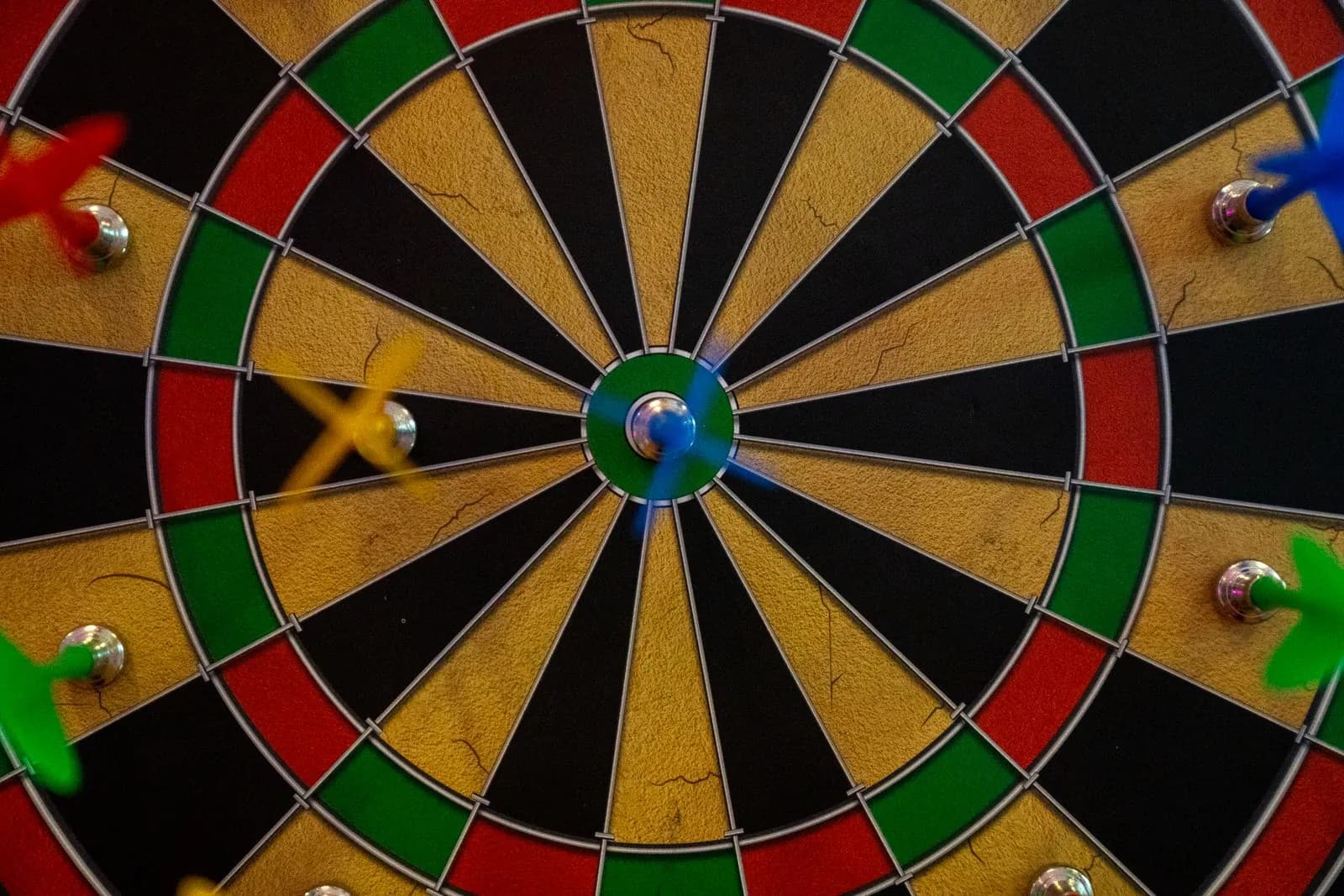 Dart tahtasının tam ortasına saplanmış dart oku